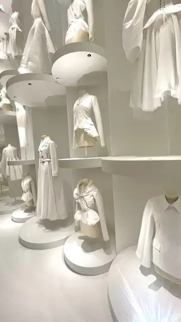 美しく微細なシルエットを描く白のドレスやジャケットが並ぶ  「トワルの部屋」