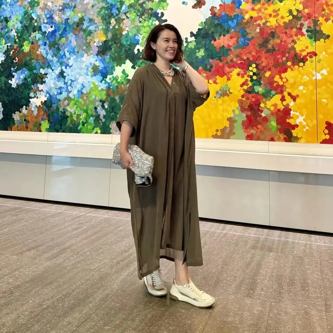 「ベージュ・ブラウン・カーキ」で季節感を取り入れる!服選びの参考にしたい50代の秋色コーデ6選