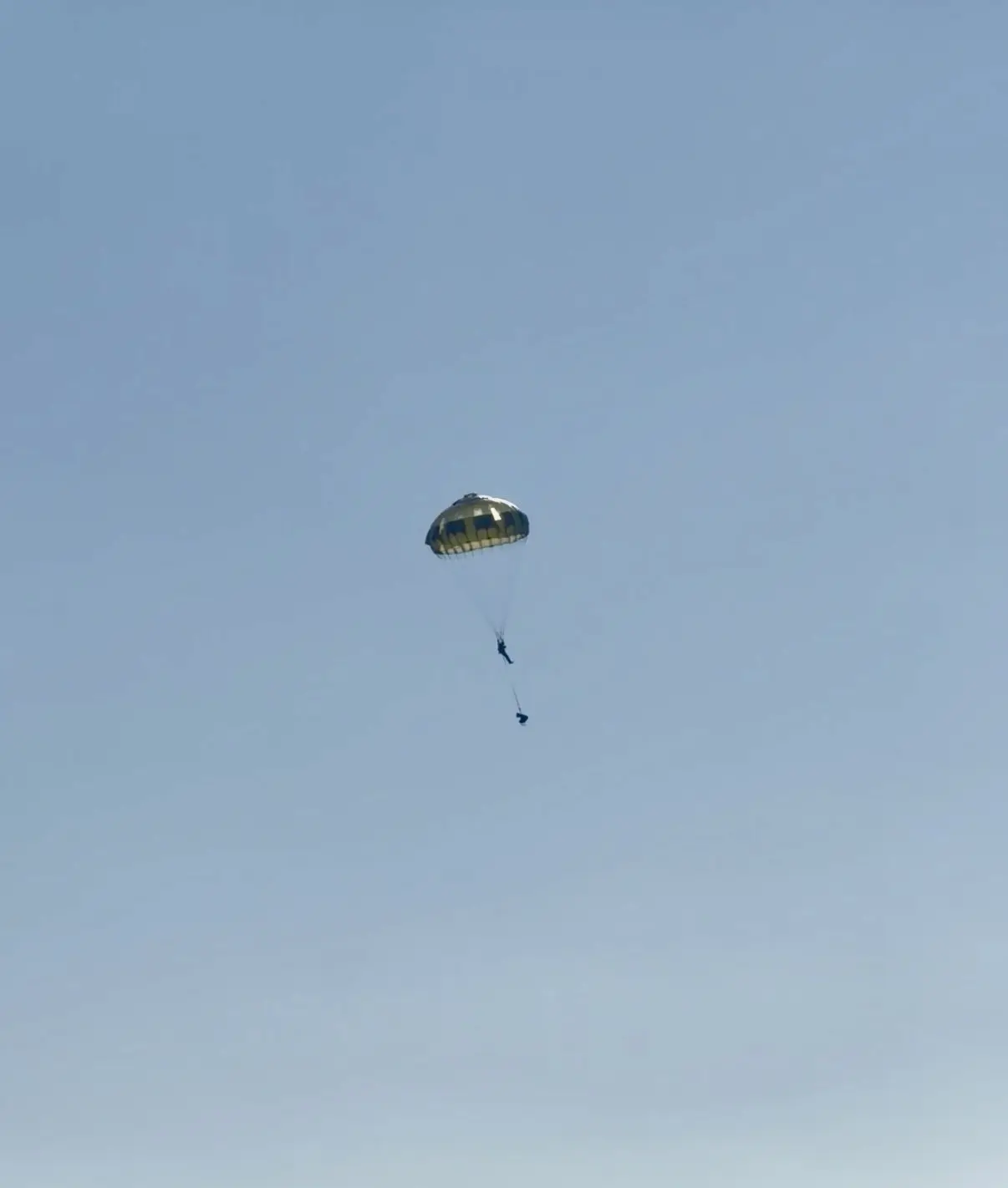 航空自衛隊入間基地でパラシュート降下