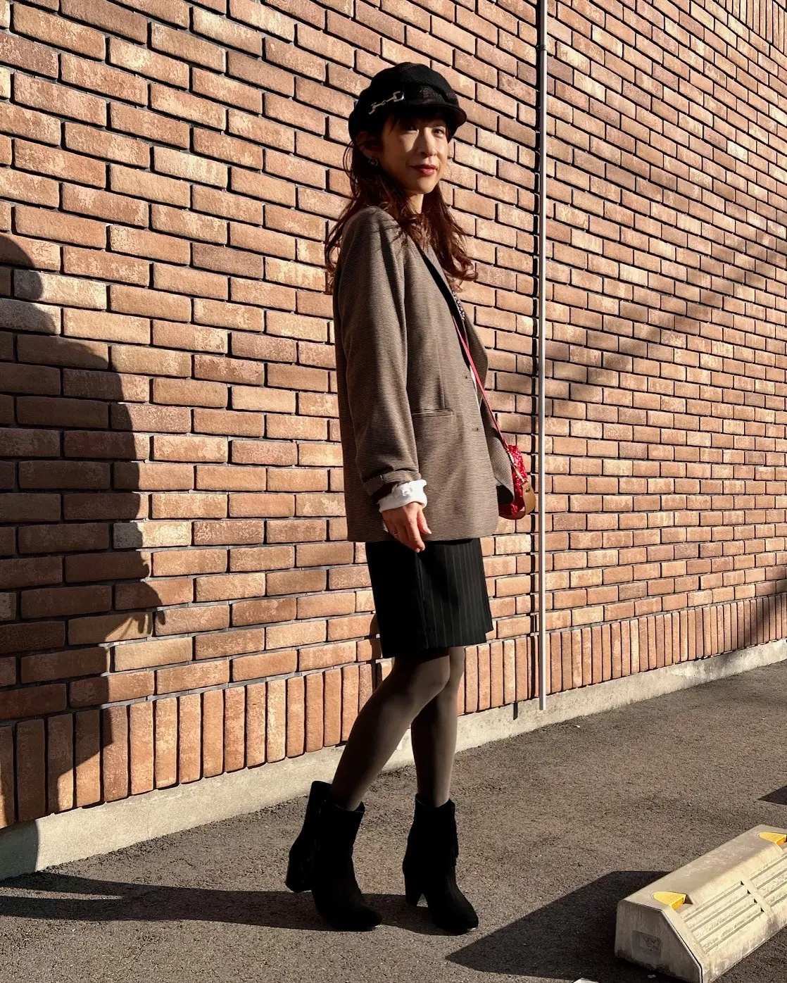 無印良品のブラウンジャケットに赤いバッグを効かせて♪_1_6