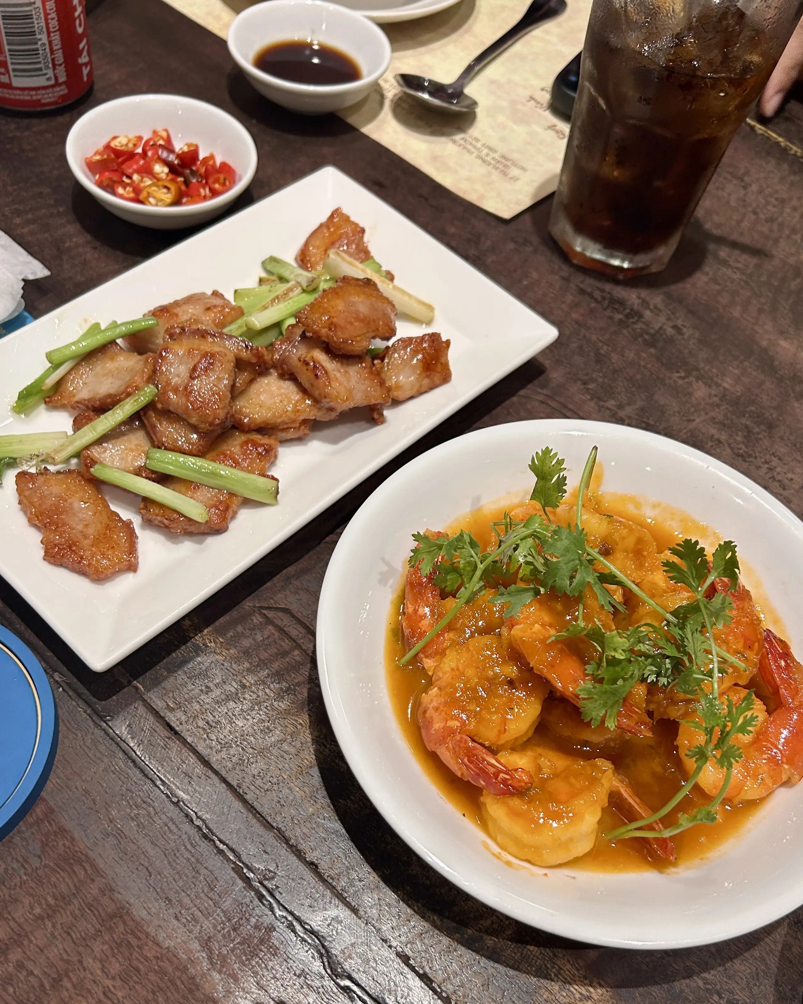 豚バラ肉とニンニクの芽炒めとエビチリ