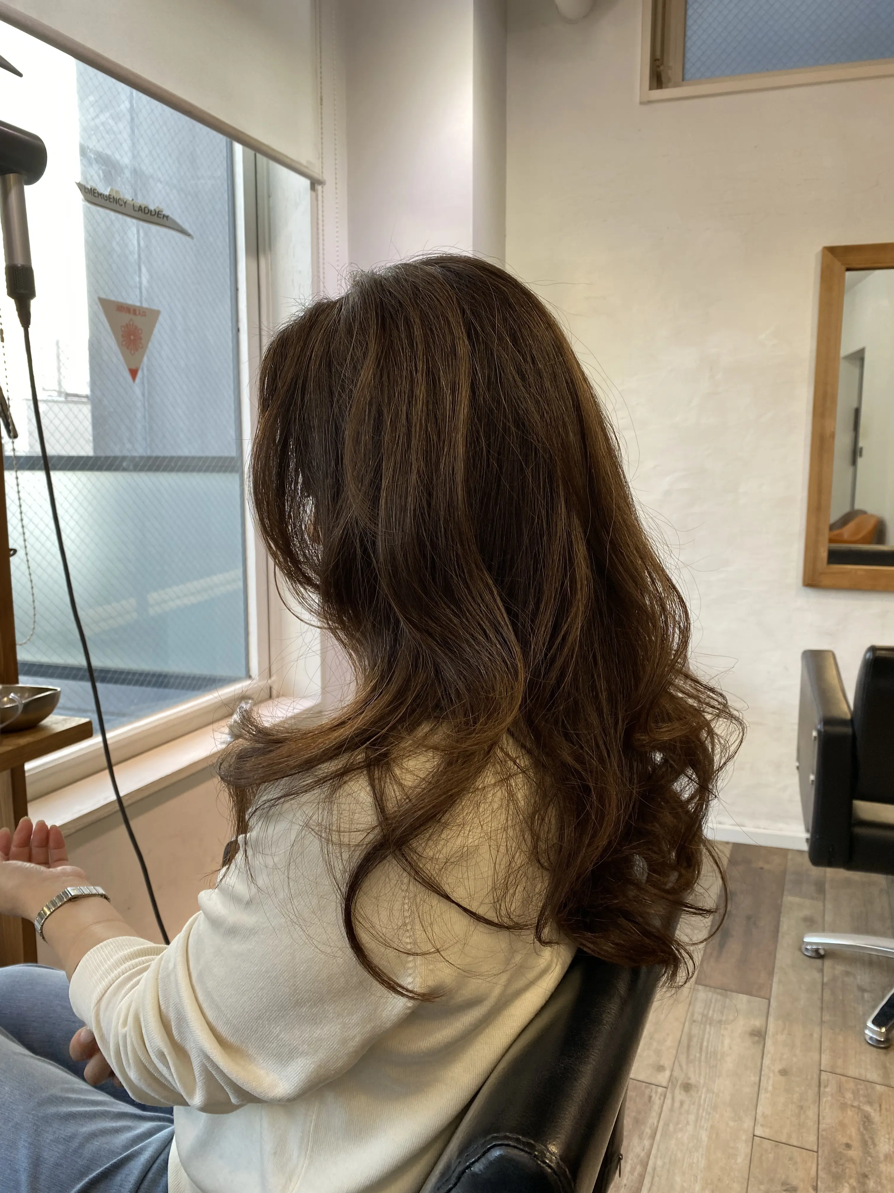 外人風の巻きおろし。顔周りの動きで柔らかい印象に