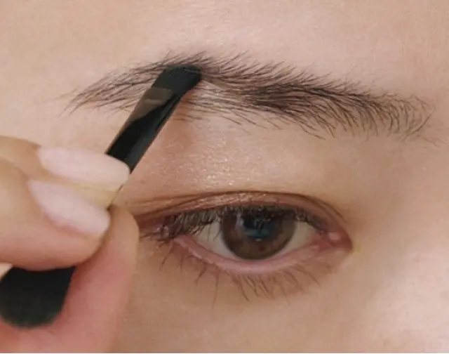 猪狩幸子さん（ビューティエディター）の美眉メソッド 輪郭の毛には 極力触らない！