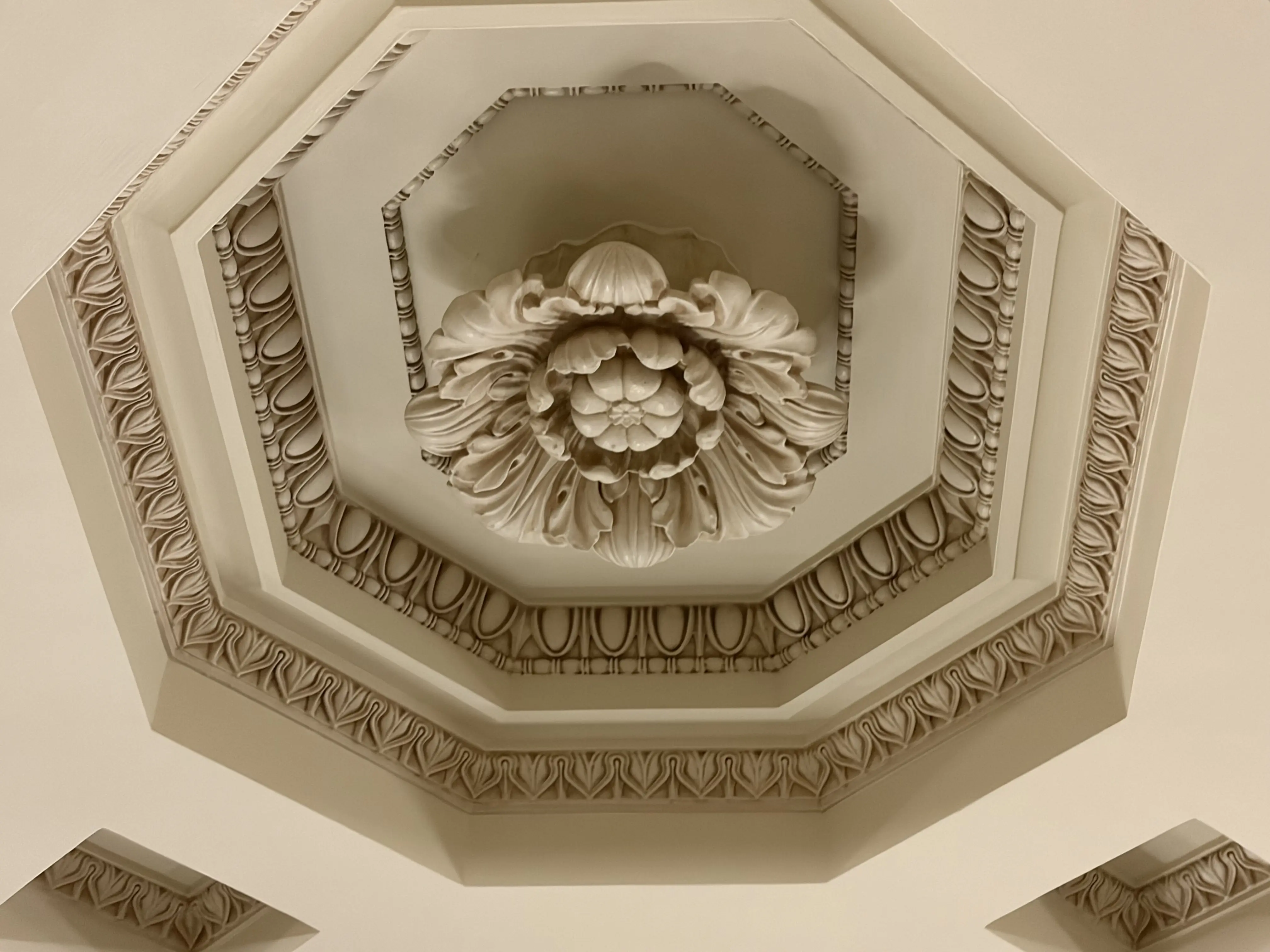 皇居の紅葉から重要文化財「明治安田生命館」内のカフェへ、華やかな丸の内を散策_1_22-2