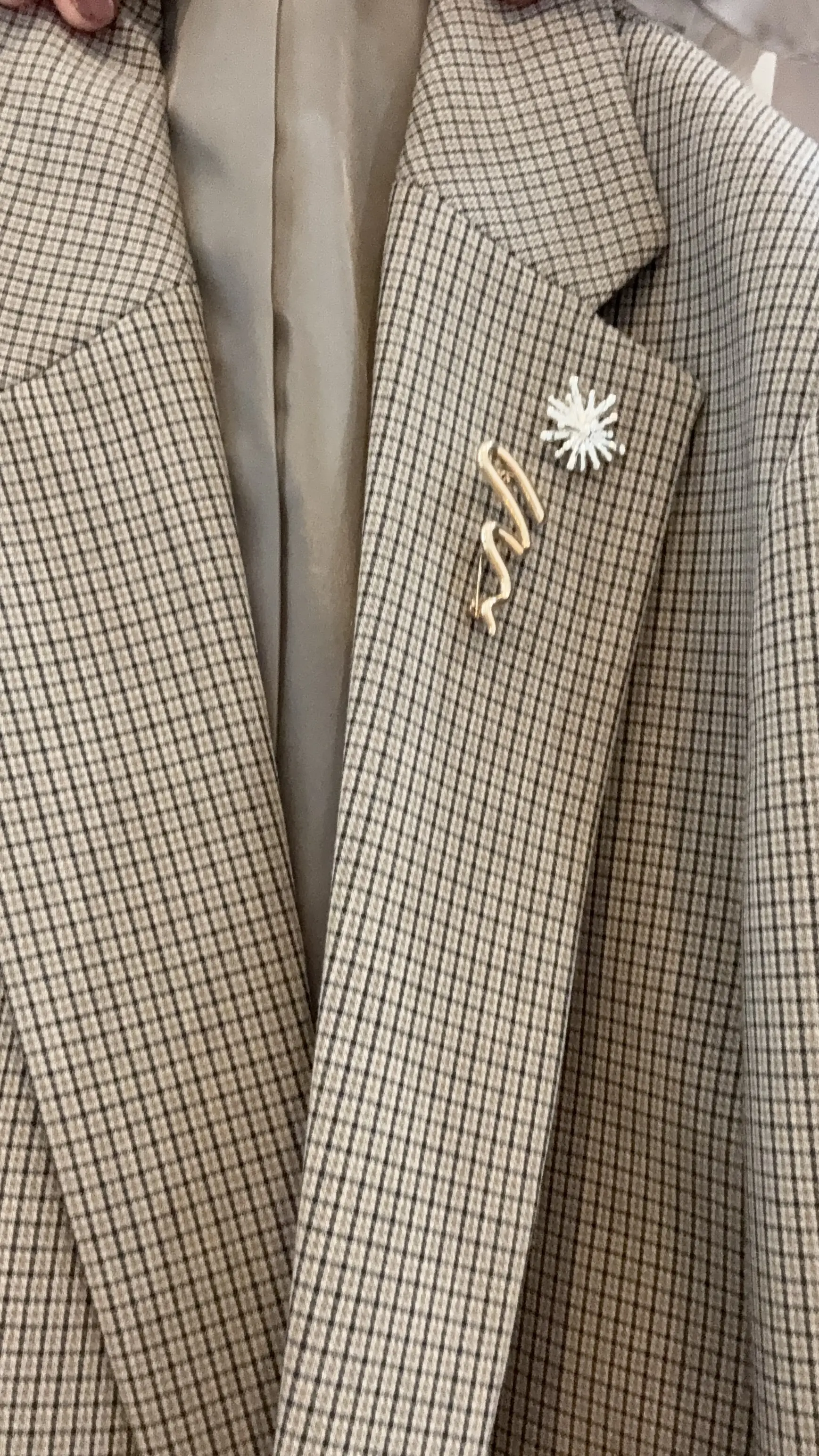 ブローチ　ジャケット　ユニクロ　チェック柄