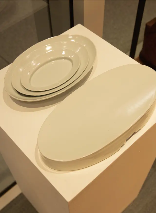 キム・サンイン氏のプレートW40,000〜、手前の大皿(幅35㎝)W300,000