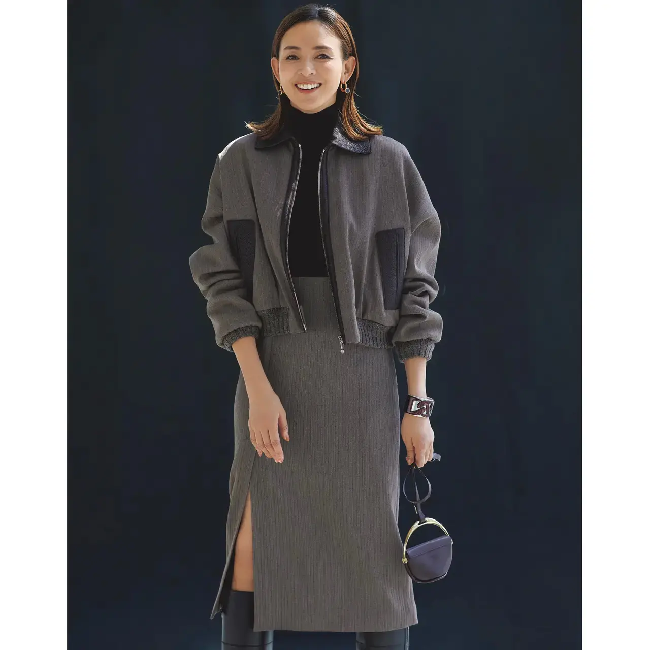 スモーキーブラウンのセットアップは黒タートルでかっこよさを底上げ