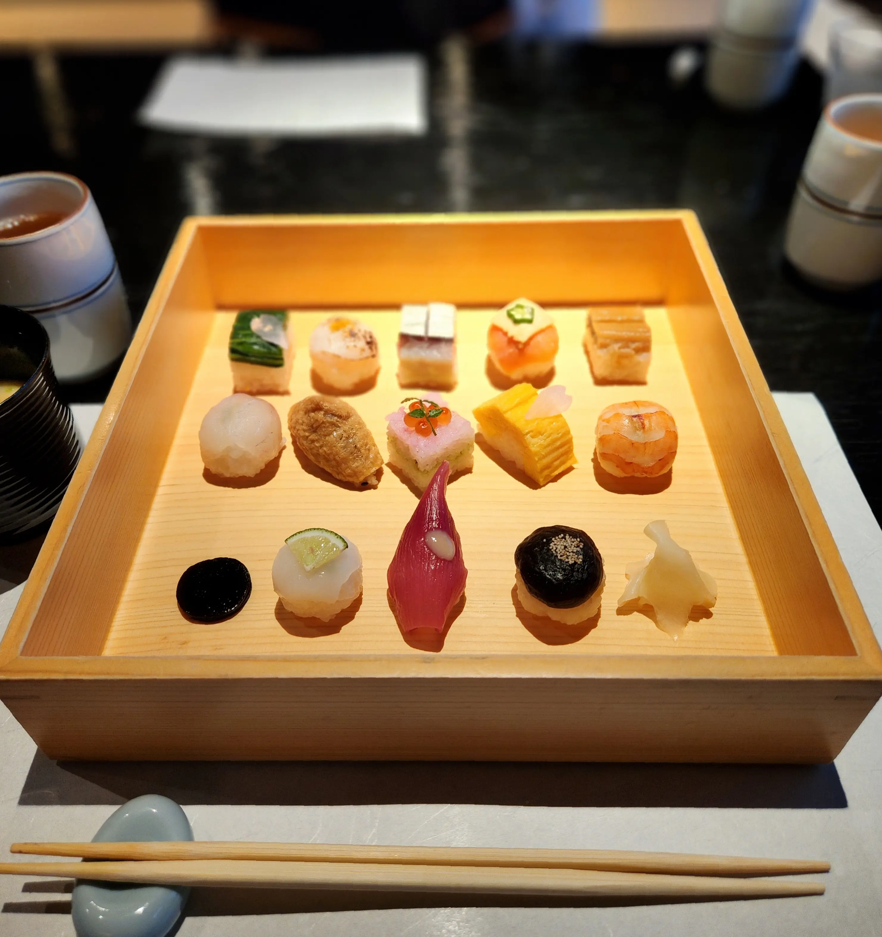視覚も味覚も楽しませてくれる手まり寿司。