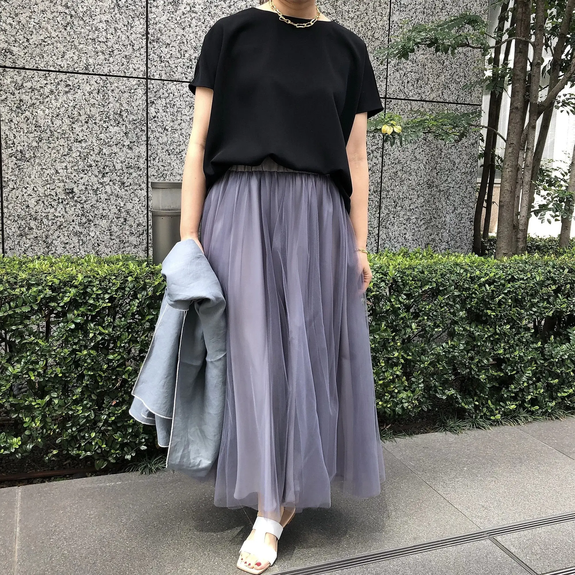 【50代 ブラウス】いちばん使える! 1着で“涼やかエレガンス”を叶える『とろみブラウス』主役の品格コーデ20選_1_12
