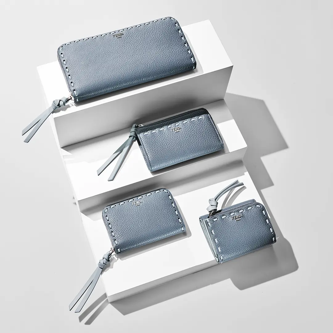 上から：「ピーカブー」長財布¥145,200（H8.5 W20 D2cm）、カードケース ¥90,200（H7.5 W13 D3cm）、ジップアラウンド財布¥90,200（H8 W13 D2cm）、三つ折り財布 ¥107,800（H8 W10 D3cm）