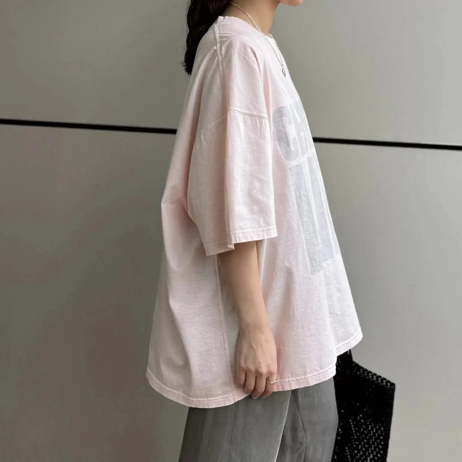 キャサリン・ハムネットの人気Tシャツが今年も登場！ 伝説のスローガンTをさらにエレガントに！エクラプレミアムだけの限定カラーが登場_1_2-2