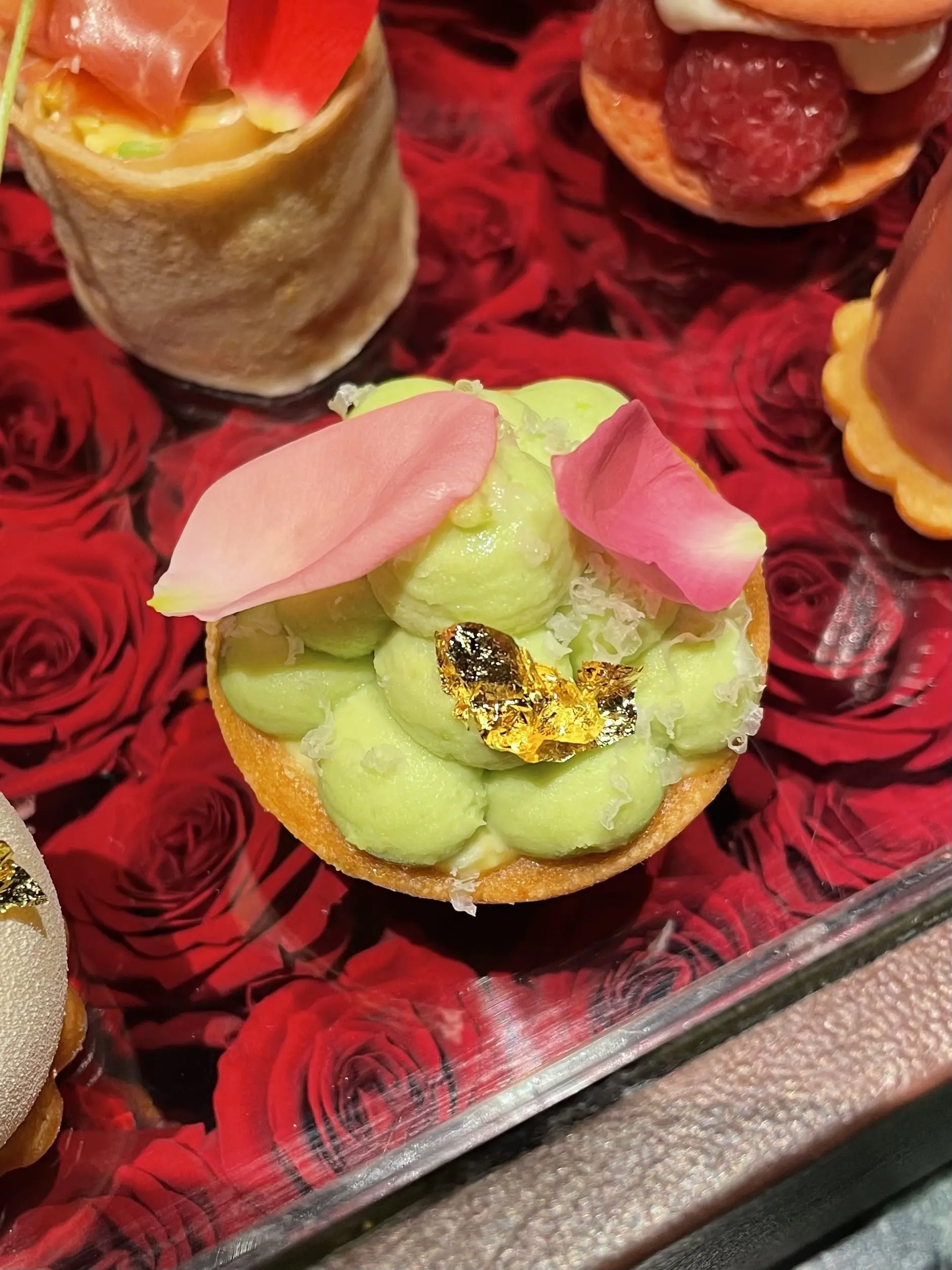 お洒落バー、お洒落カウンター、ムース、金粉、食事、料理、お料理、生クリーム、ババロア、お洒落、お洒落な店内、お洒落スイーツ&amp;バー、間接照明、ケーキ、お洒落照明、Constellation.、SweetscafeBAR、バー、スイーツバー、入り口、通路、廊下、プロローグ、モダン、ブルーライト、間接照明、エピローグ、幻想的、幻想的、お洒落、スイーツ、ベリー、ケーキ、スイーツ&amp;バー、薔薇、フラワーアレンジ、マカロン、ライチ、ベリー、キイチゴ、木苺、薔薇、花びら、お洒落、美味しい、セイボリー、そら豆、タルト、そら豆クリーム、