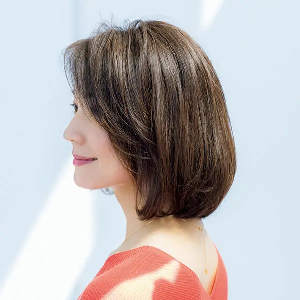 横から見た流し前髪のボブヘアスタイル