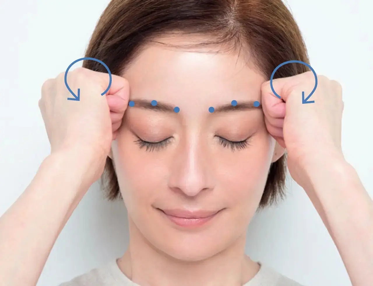 2.圧をかけながら拳を回し、外に向かって拳を移動