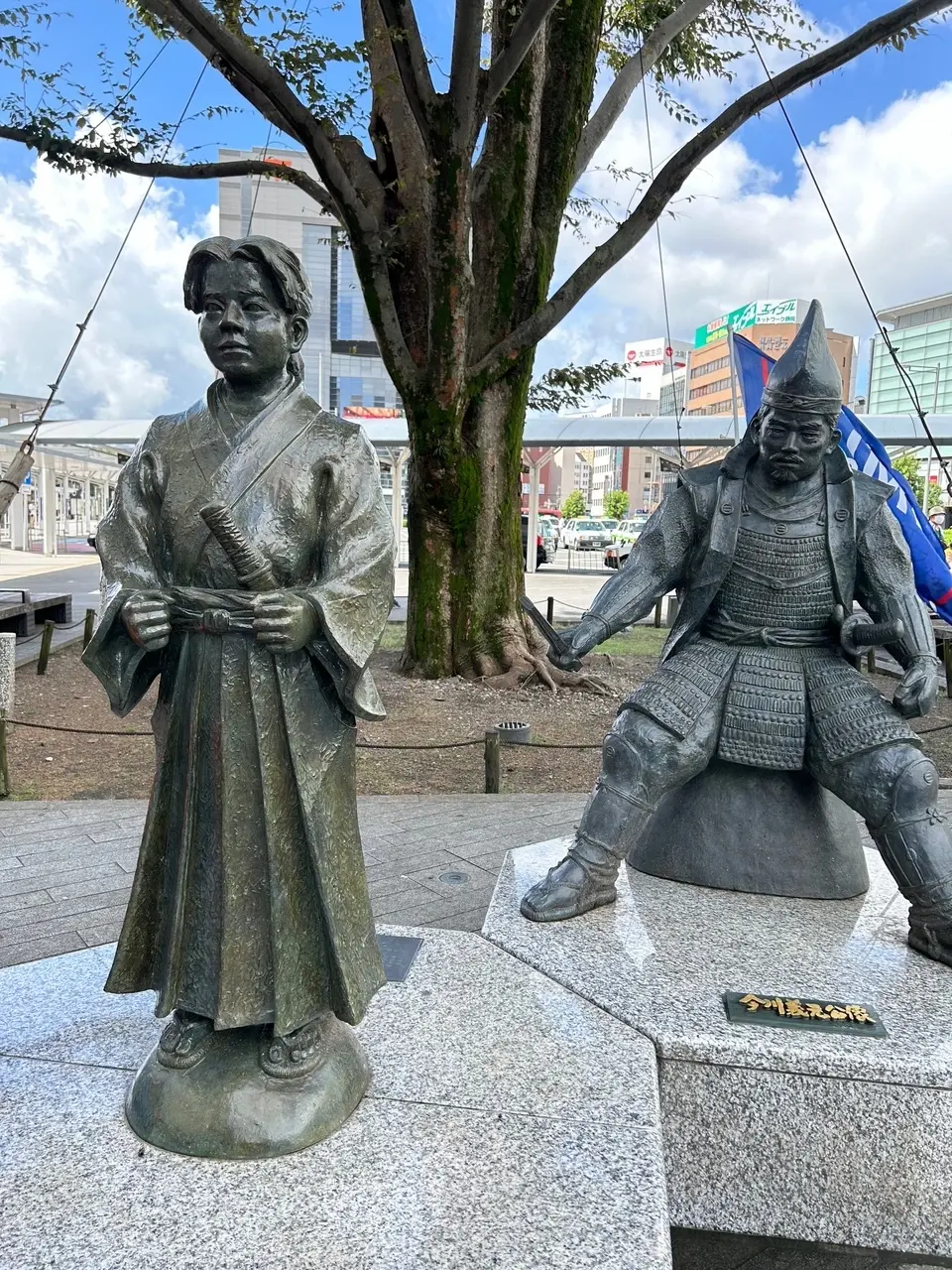 静岡駅前　今川義元と松平竹千代(徳川家康)の像