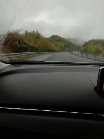 小雨が降る中、車は走ります