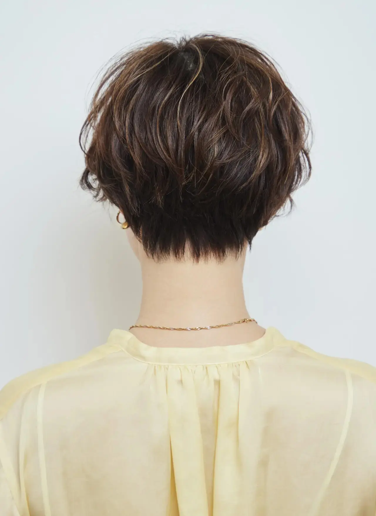 白髪ぼかしにも効果あり!ハイライトカラーで動きのあるマッシュショートに【50代髪型・ヘアスタイル】