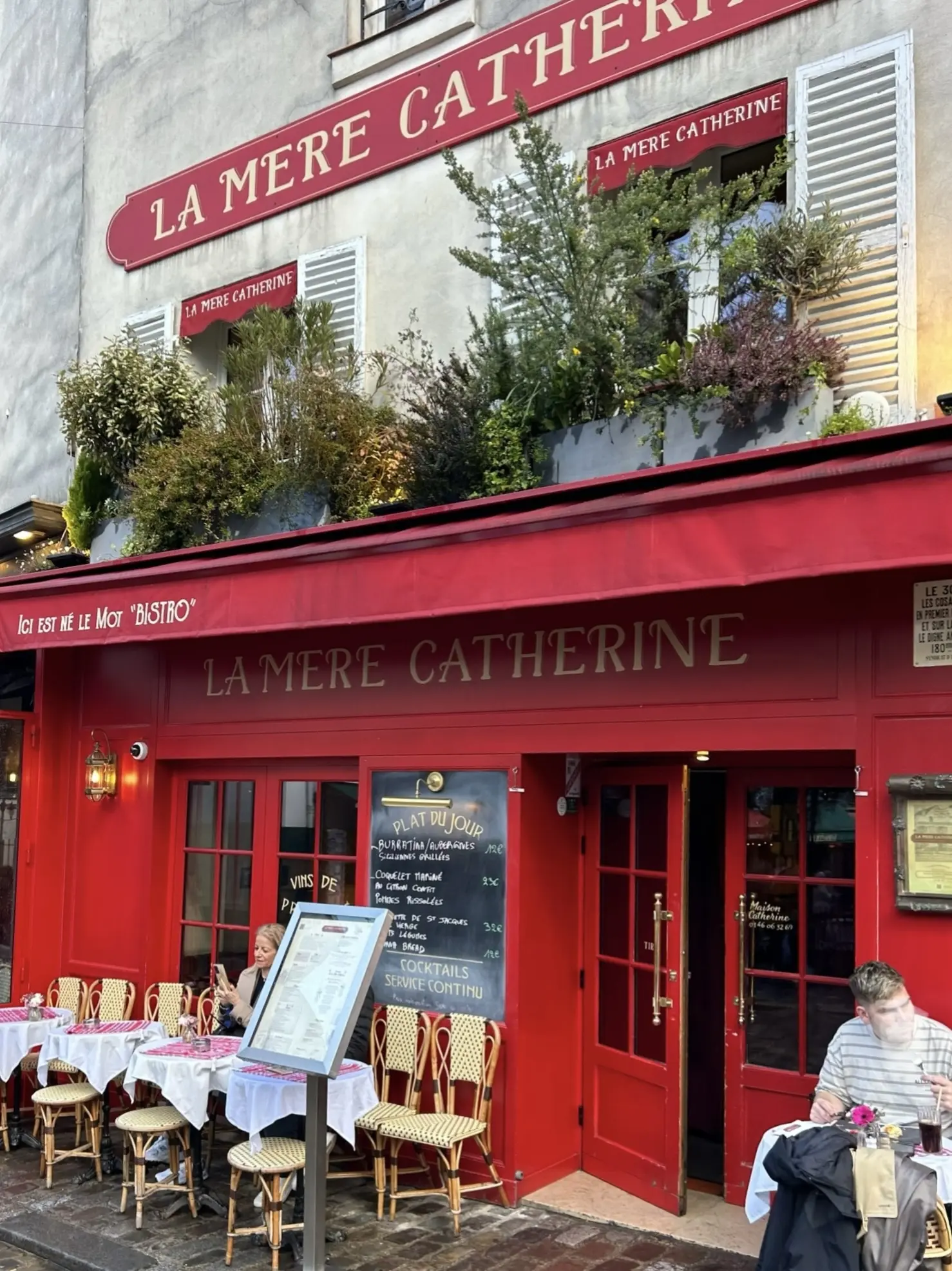 パリ　カフェ　LA MERE CATHERINE モンマルトル