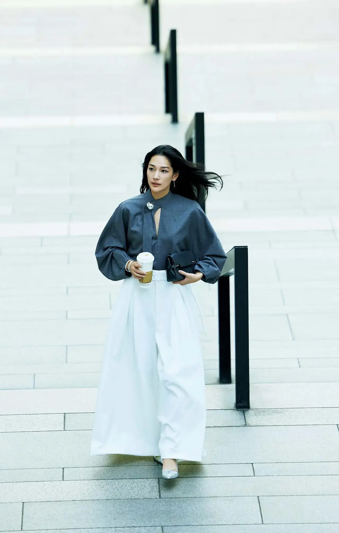 ボウタイ風ブラウスが、職場に端正な華やかさを生む