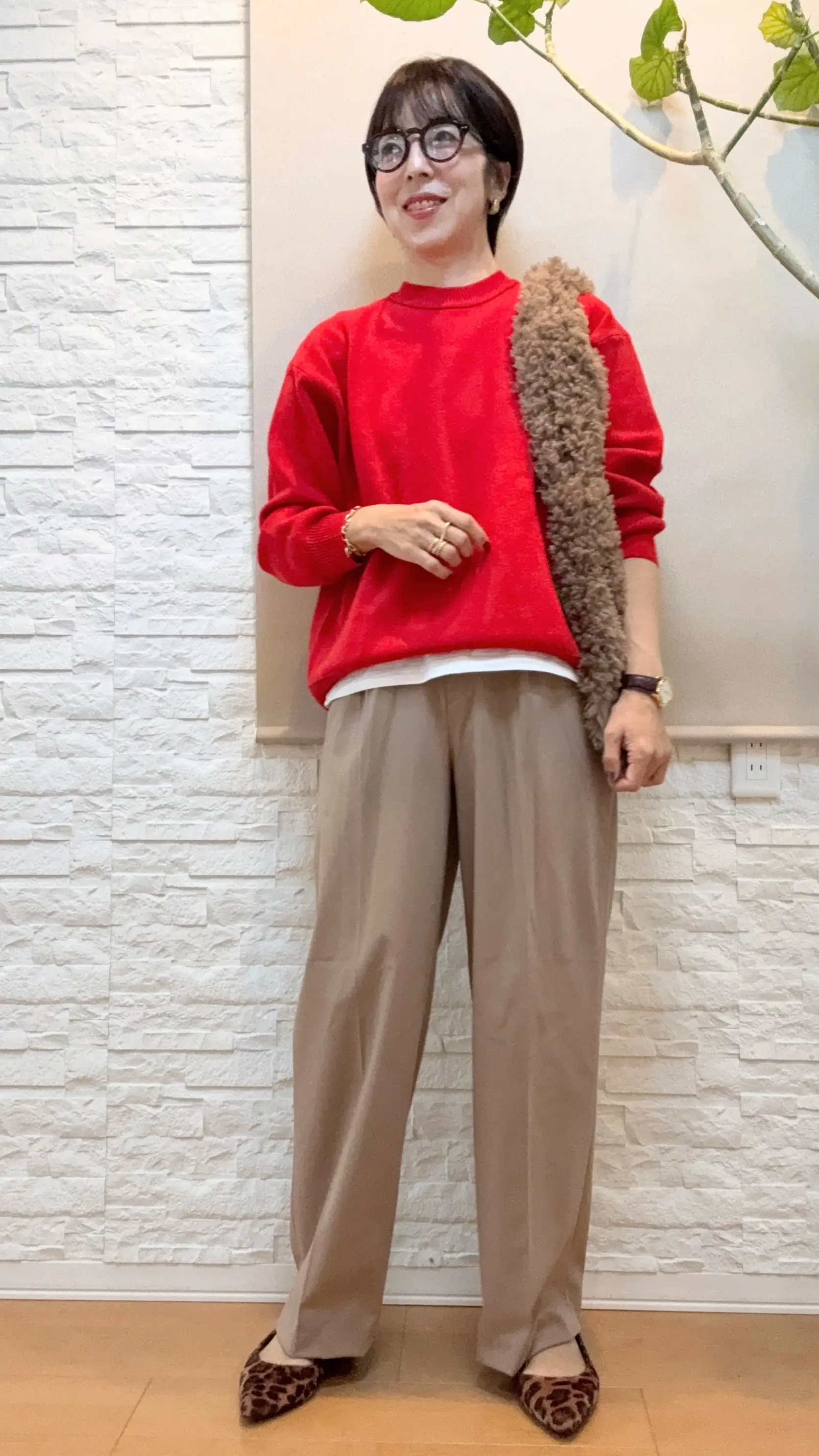 タックワイドパンツ　ユニクロ　サングラス　フラットシューズ