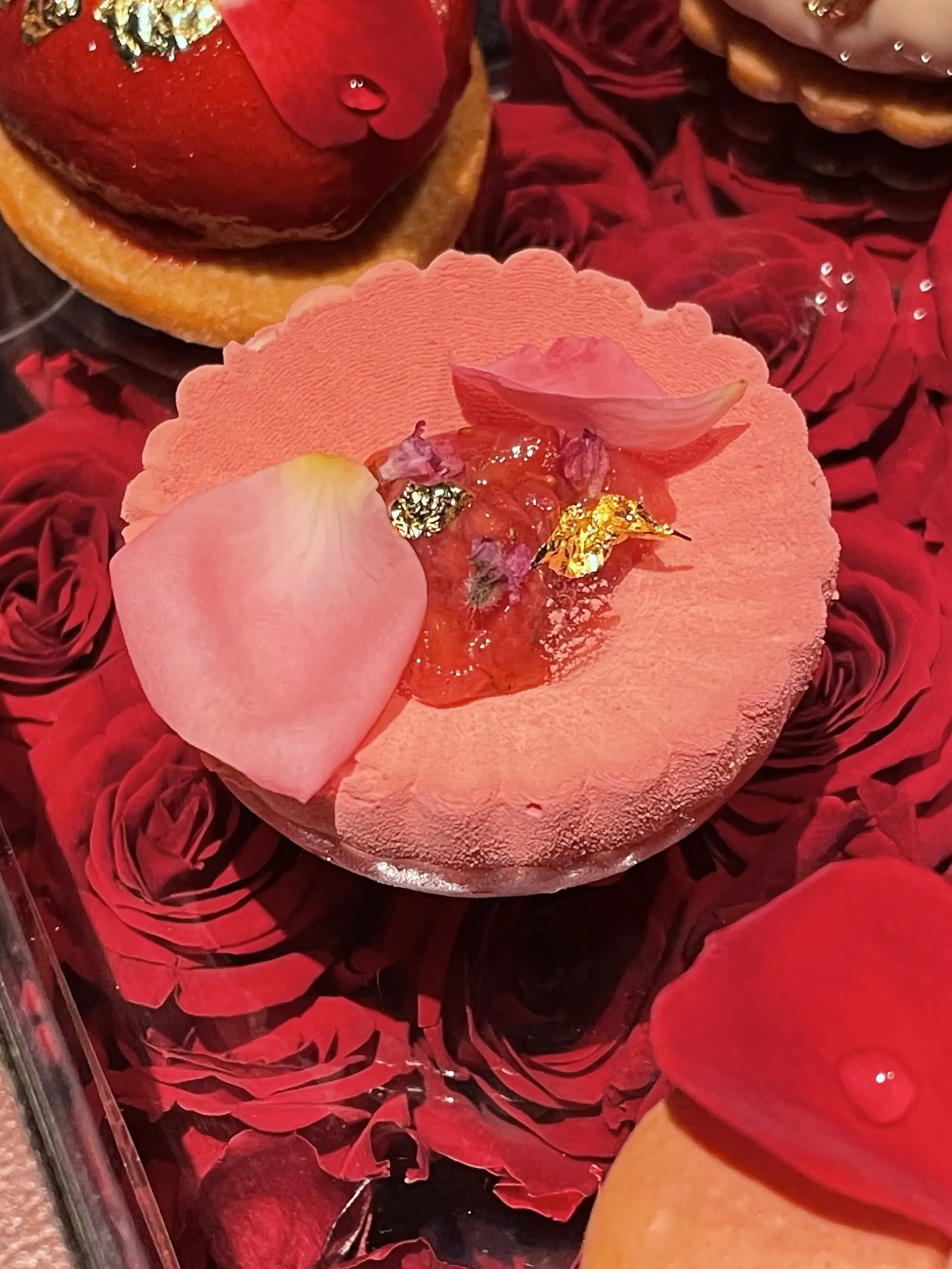 お洒落バー、お洒落カウンター、お洒落、お洒落な店内、お洒落スイーツ&amp;バー、間接照明、ケーキ、お洒落照明、Constellation.、SweetscafeBAR、バー、スイーツバー、入り口、通路、廊下、プロローグ、モダン、ブルーライト、間接照明、エピローグ、幻想的、幻想的、お洒落、スイーツ、ベリー、ケーキ、スイーツ&amp;バー、薔薇、フラワーアレンジ、マカロン、ライチ、ベリー、キイチゴ、木苺、薔薇、花びら、お洒落、美味しい、スイーツ、
