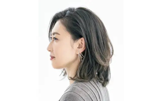 フォルム×ハイライトで立体感を自然に演出した「くびれボブ」【50代髪型・ヘアスタイル】