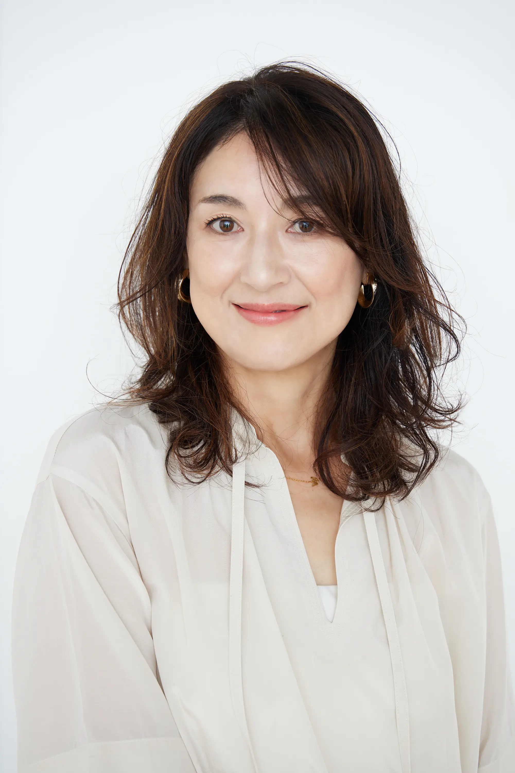 Webエクラ 40代50代 髪型 前から見たうねりいかしのセミロングヘアスタイル