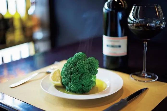 大人のひとり旅　美食　つくば　女性ひとりでもぺろりと平らげてしまうという、丸ごとゆでブロッコ リー￥990。サンジョベーゼ種の赤と。グラスワインは￥1,320～