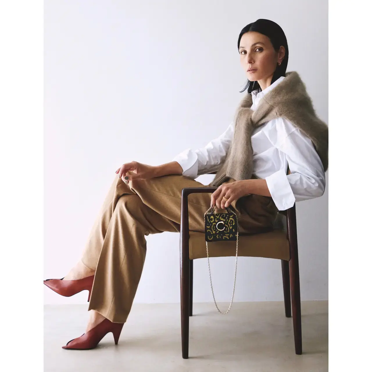 コンサバな白シャツ×ベージュパンツのコーデにレオパード柄ミニバッグで今どきなスパイスをオン！気温14℃