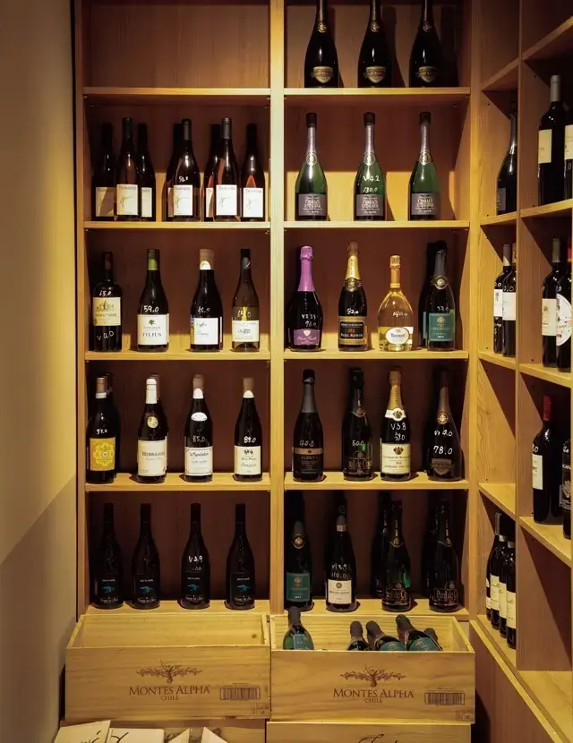 店内にはワインセラーも。炭火焼き肉店で落ち着いてワインも楽しめるのは貴重