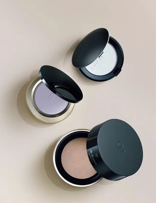 【50代へ 最新フェイスパウダー3選】さらりとなじませる程度に。ファンデーションの上質なツヤを生かす