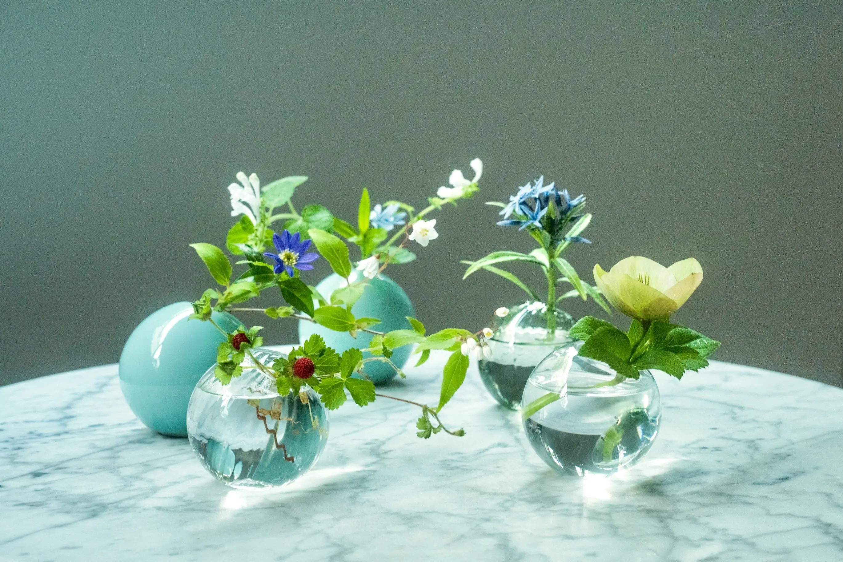 青磁とガラスの涼やかな組み合わせの花器