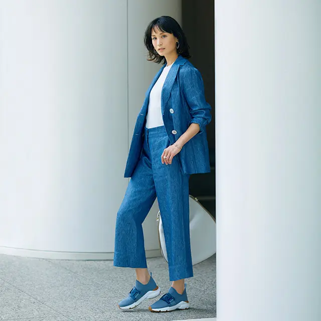 靴¥86,900・バッグ¥237,600 /トッズ・ジャパン