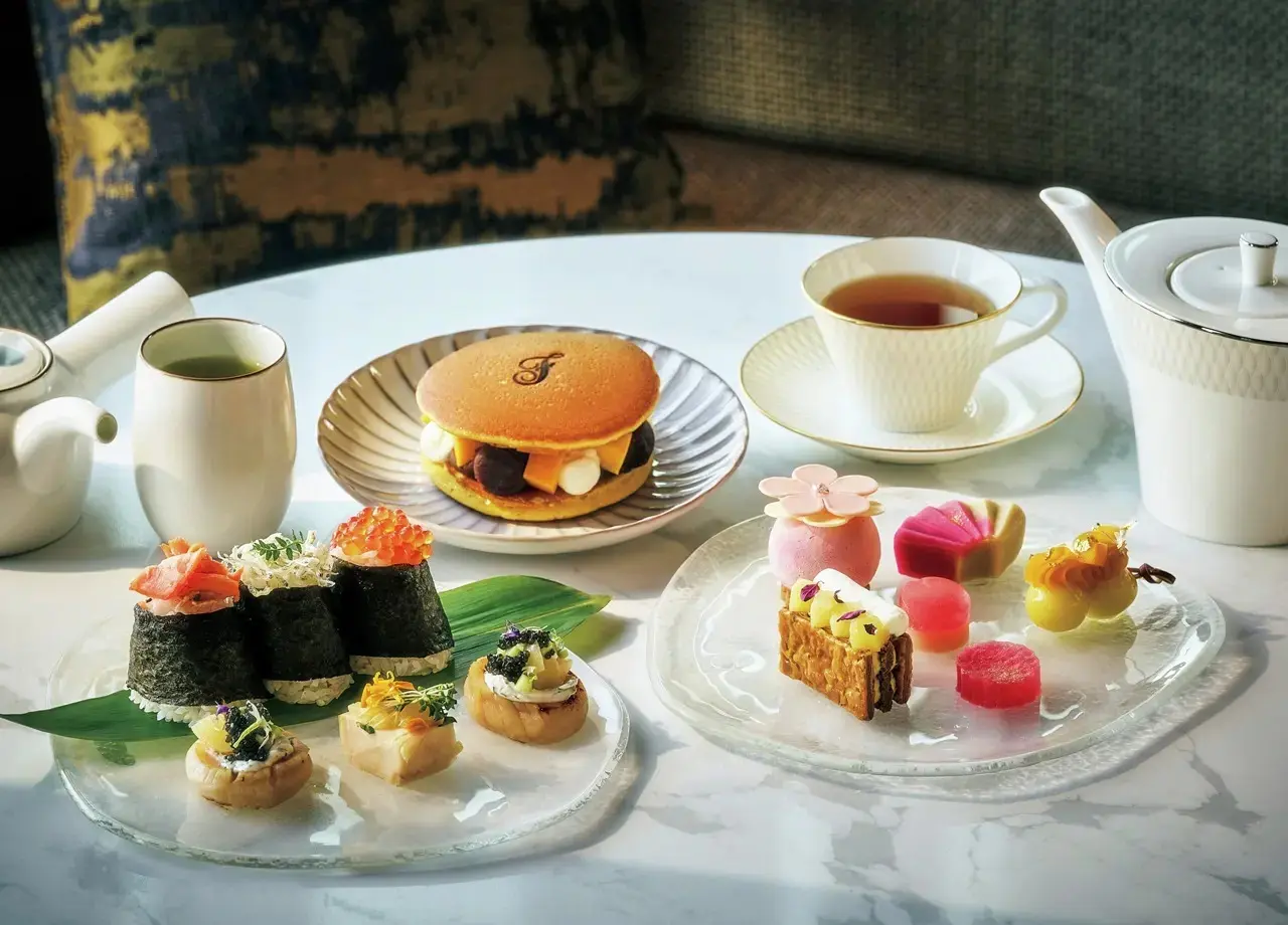 ロビーラウンジ「ビュメール」では、どらやきやセイボリーをそろえ、ランチとしても楽しめる和のアフタヌーンティーも人気