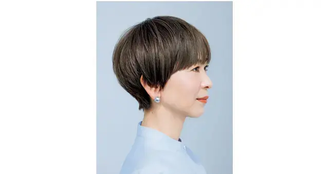 気になる根元白髪が目立ちにくいアッシュ系カラーのショートヘア【50代髪型・ヘアスタイル】