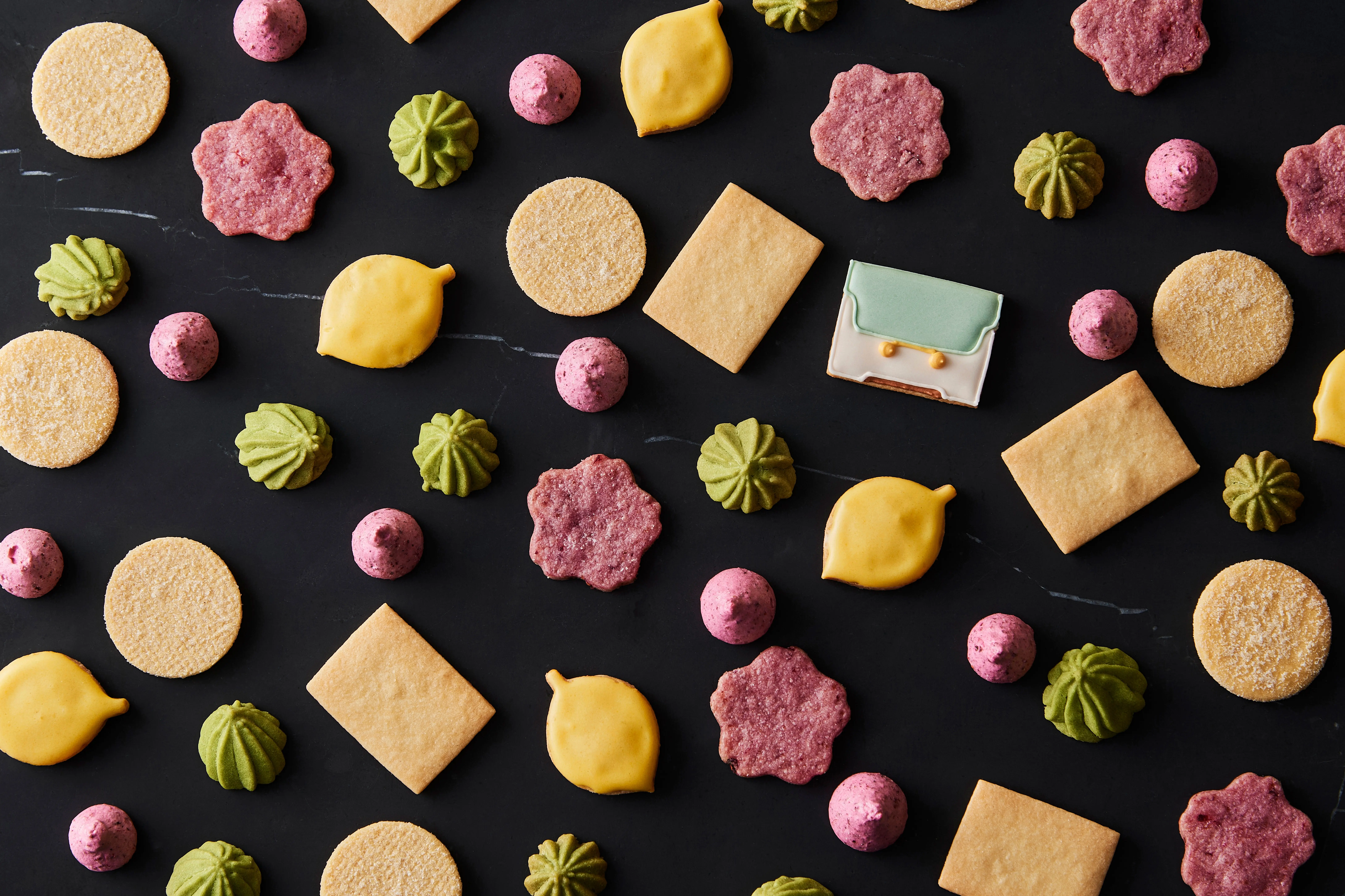 銀座　手土産　マルニ カフェの「クッキー缶」の中身