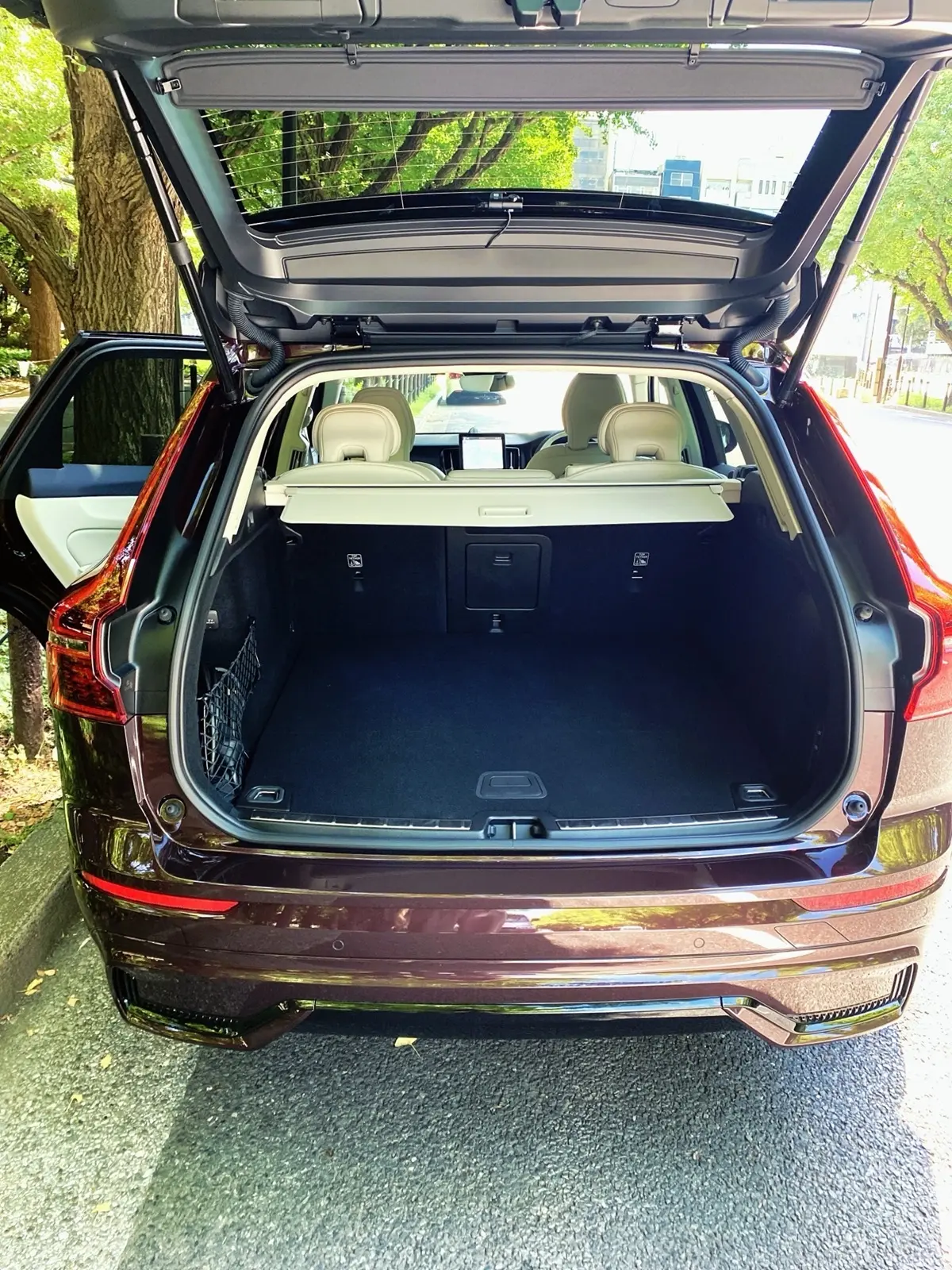 ボルボ　XC60 Ultra T6 Plug-in hybrid　ラゲッジ プラグインハイブリッドモデル マダムの“ぐっとくるクルマ”試乗 Webエクラ