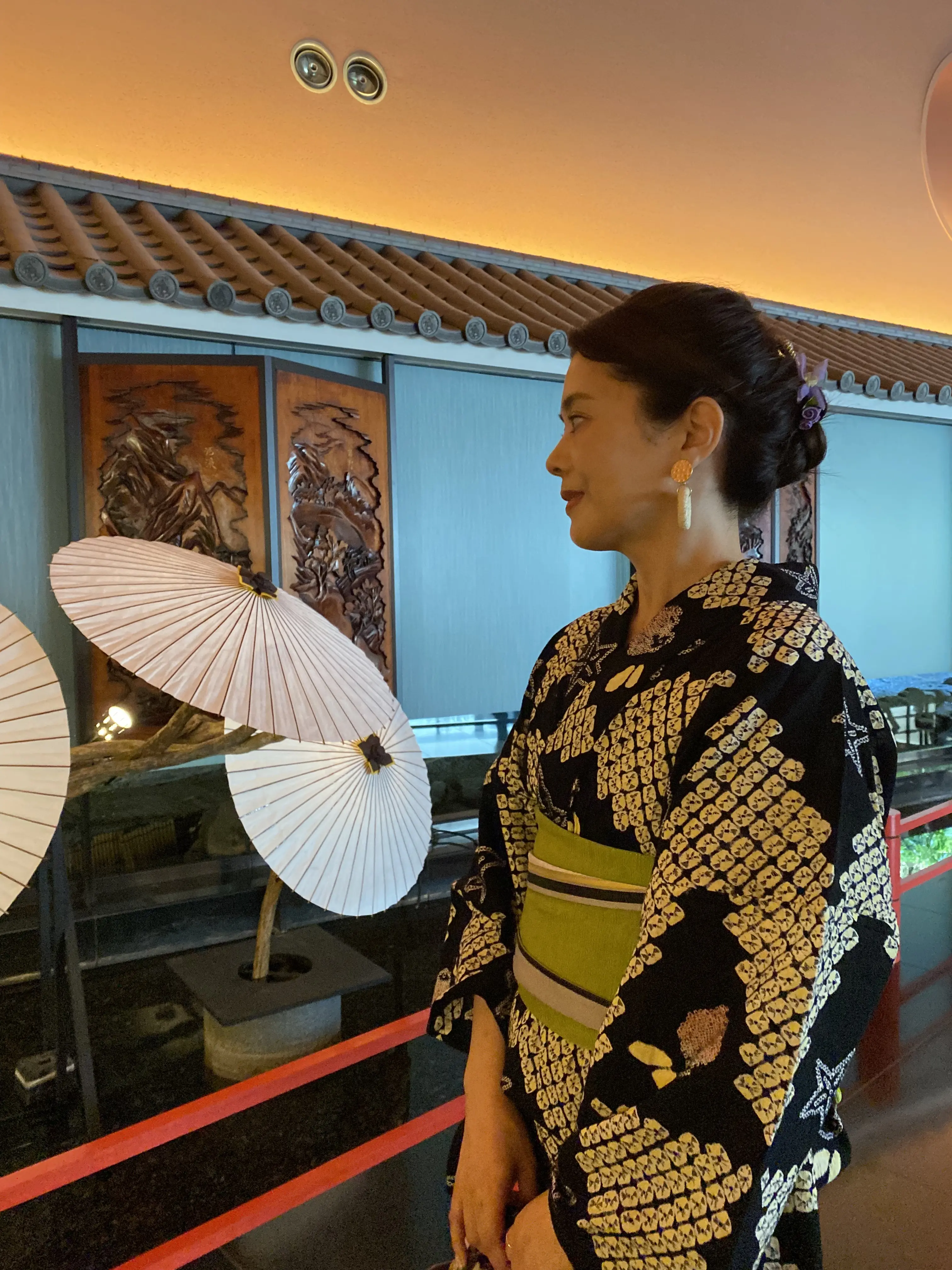 螺鈿細工の廊下を背景にした浴衣姿。