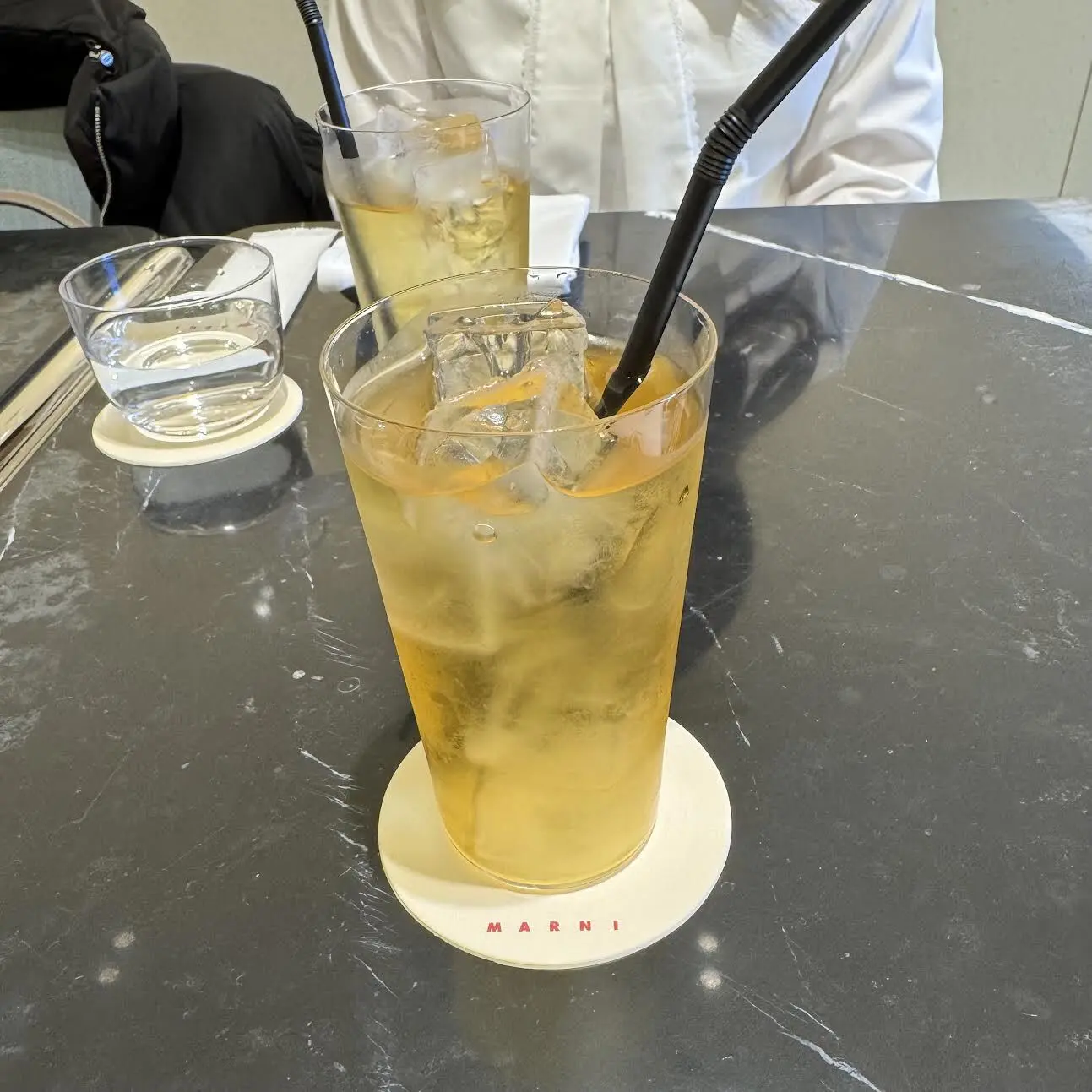 老け見えしないファーコーデで、今年最後の自分へのご褒美ランチ_1_3-1