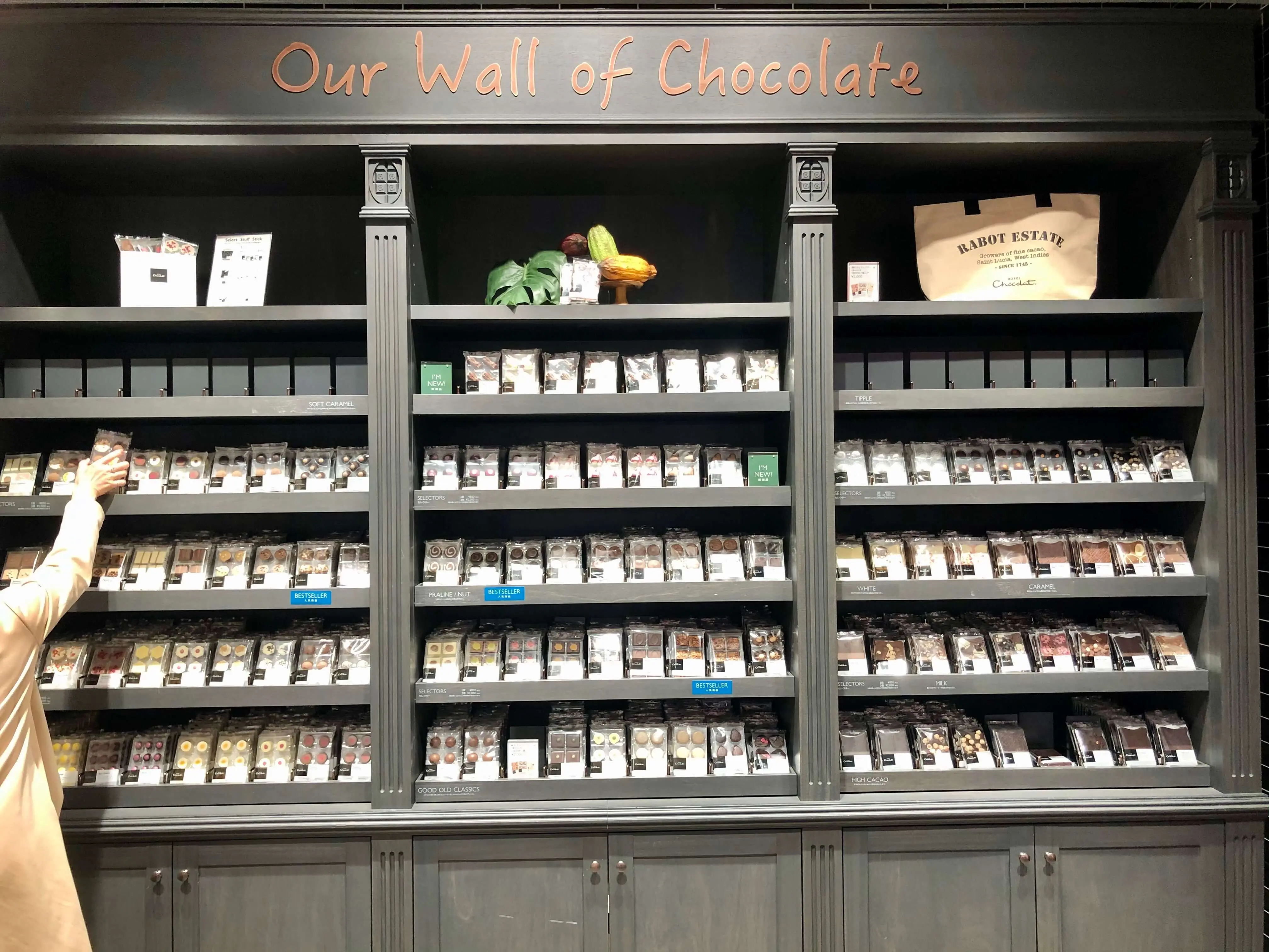 「HOTEL Chocolat.」GINZA SIX店の楽しく選べるチョコレート棚。