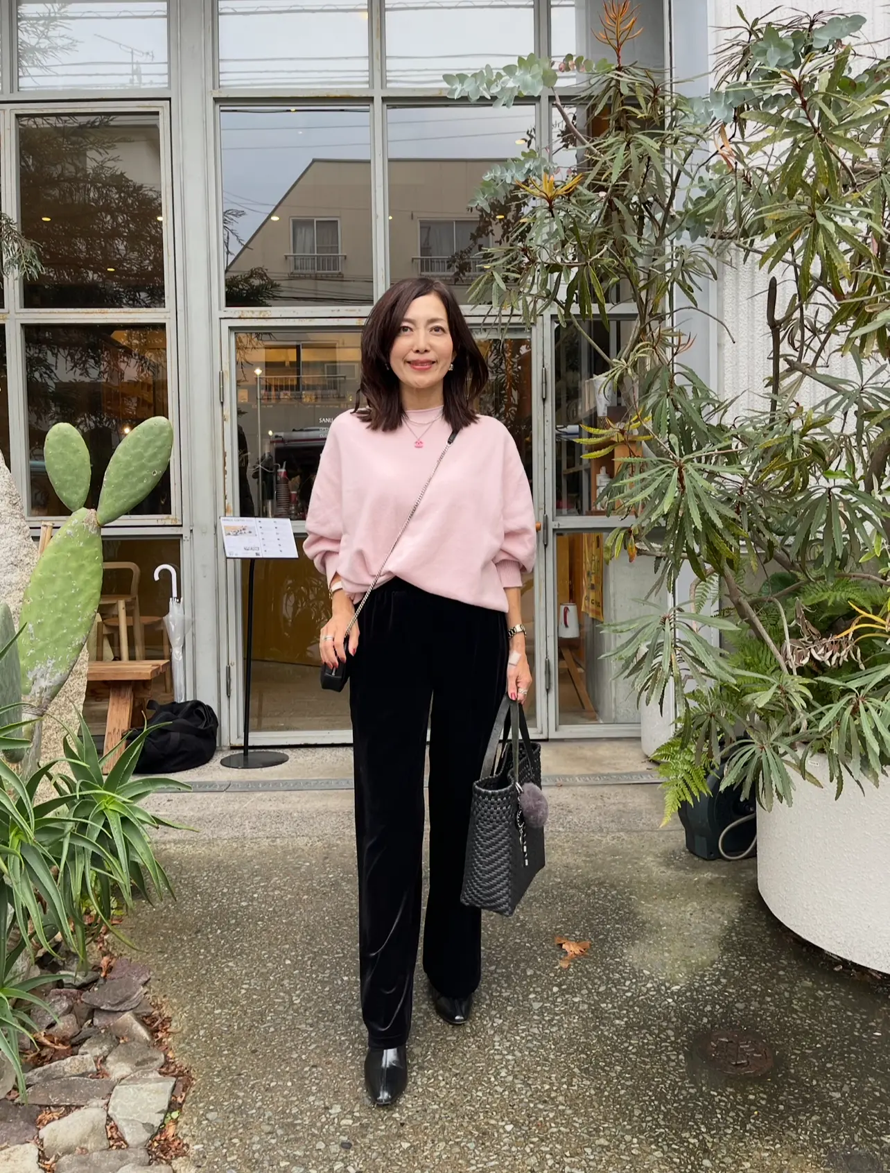 UNIQLOのベロアパンツとピンクニットで中目黒散策_1_1