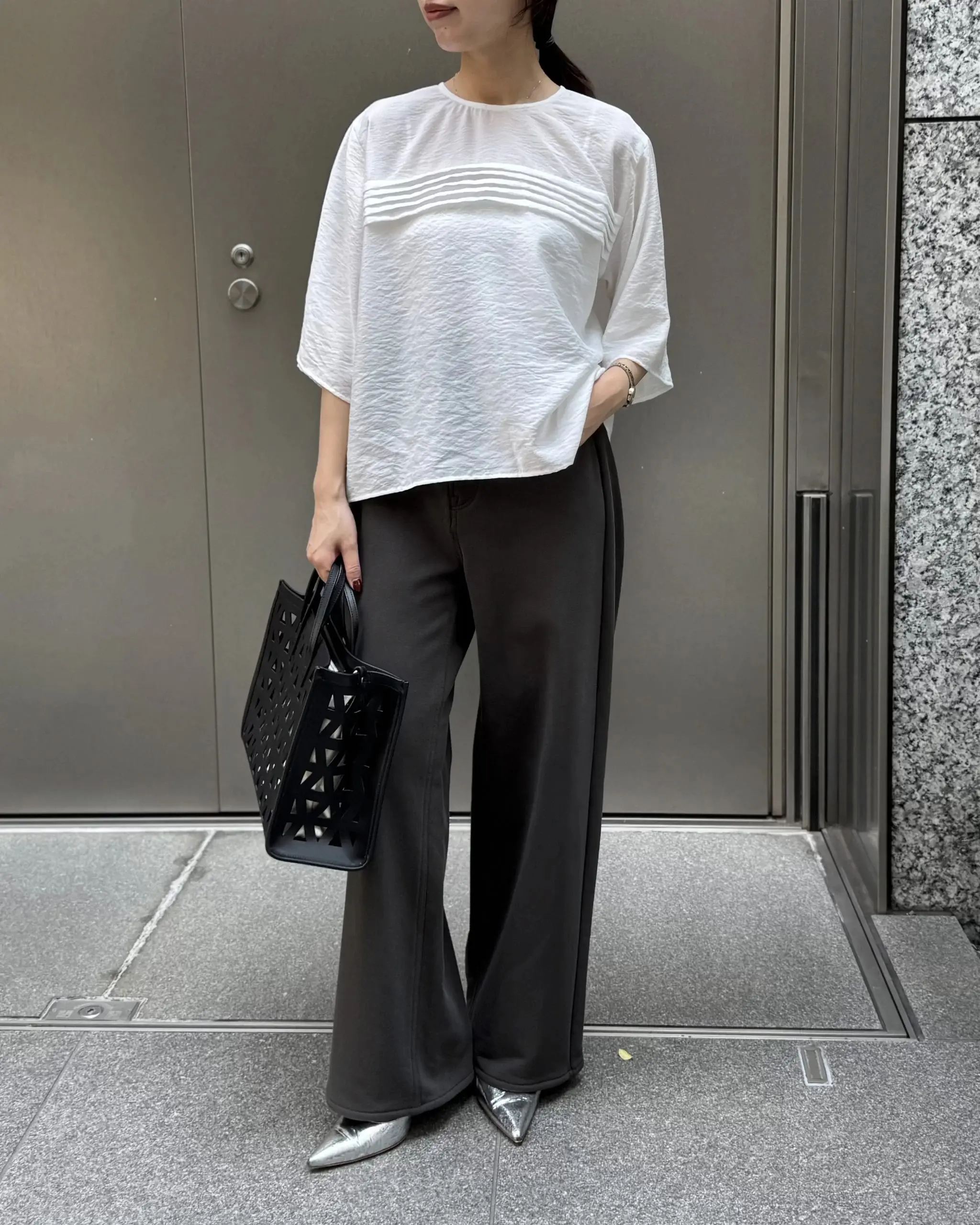 一枚で華やか。大人の夏スタイルを刷新するブラウス 【50代ファッション・E by eclat】_1_6