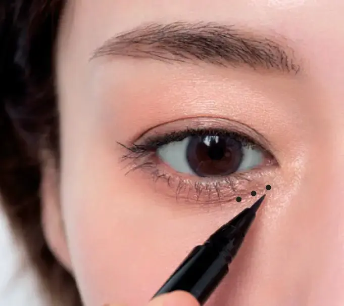 2.「目頭寄りの点々」がデカ目メイクの隠しワザ