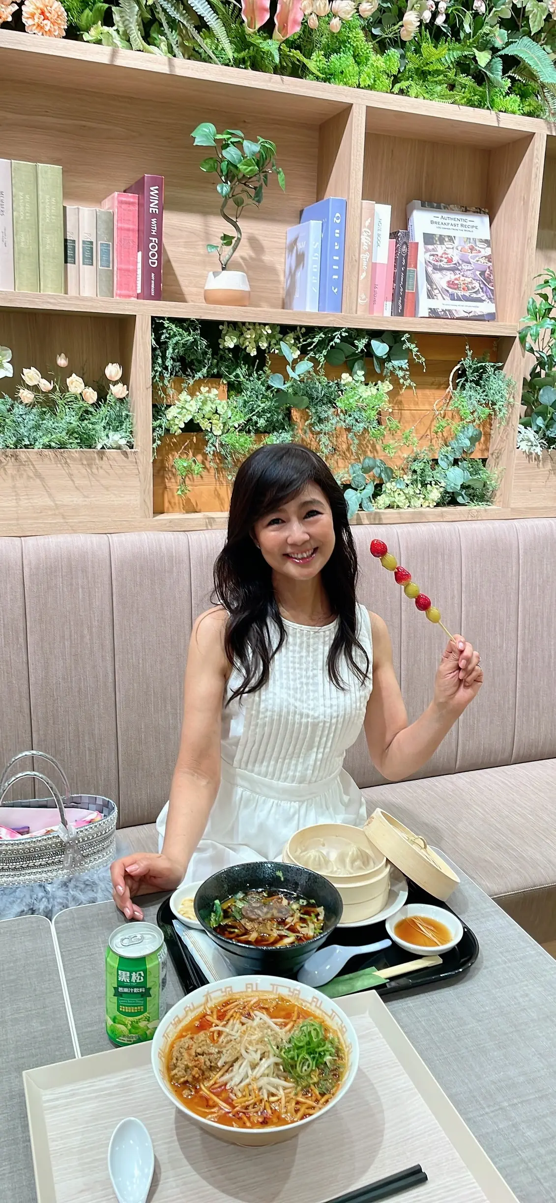 白、ワンピース、白ワンピース、かごバッグ、SHEIN、 Fang  Fa、三井ショッピングパーク、ららテラス北綾瀬、ショッピングモール、商業施設、フードコート、担々麺、海老ラーメン、海老味噌ラーメン、甘エビ味噌ラーメン、ピリ辛ラーメン、牛肉麺、台湾牛肉麺、グァバジュース、台湾牛肉麺、グルメ、台湾グルメ、小籠包、飲茶、台湾飲茶、B級グルメ、本格的、中華、中華街グルメ、北海道グルメ、東京初出店、札幌味噌 Fuji 屋、横浜中華街、 台湾美食店 886食堂、台湾牛肉麺 小籠包セット、グァバジュース、台湾グァバジュース、いちご飴、ぶどう飴、いちご&amp;マスカットの飴、