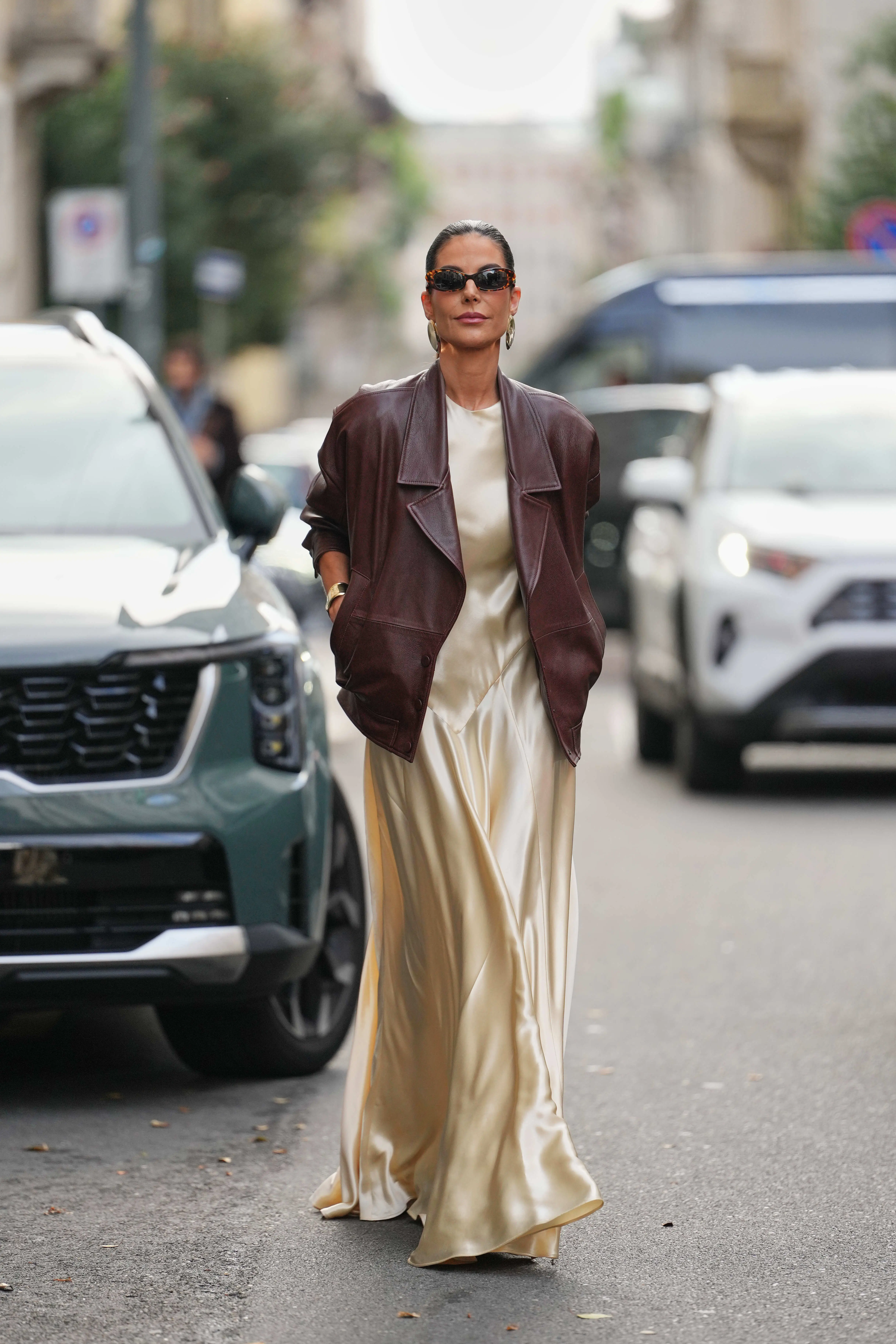 ファッションスナップ　ブラウンレザー　ジャケット　ロングスカート