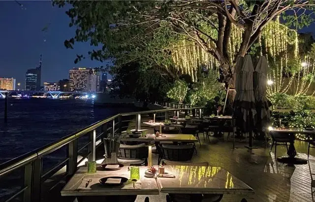 タイ料理「Phra Nakhon」には川沿いのテーブル席もあり、夜はロマンチックさ満点
