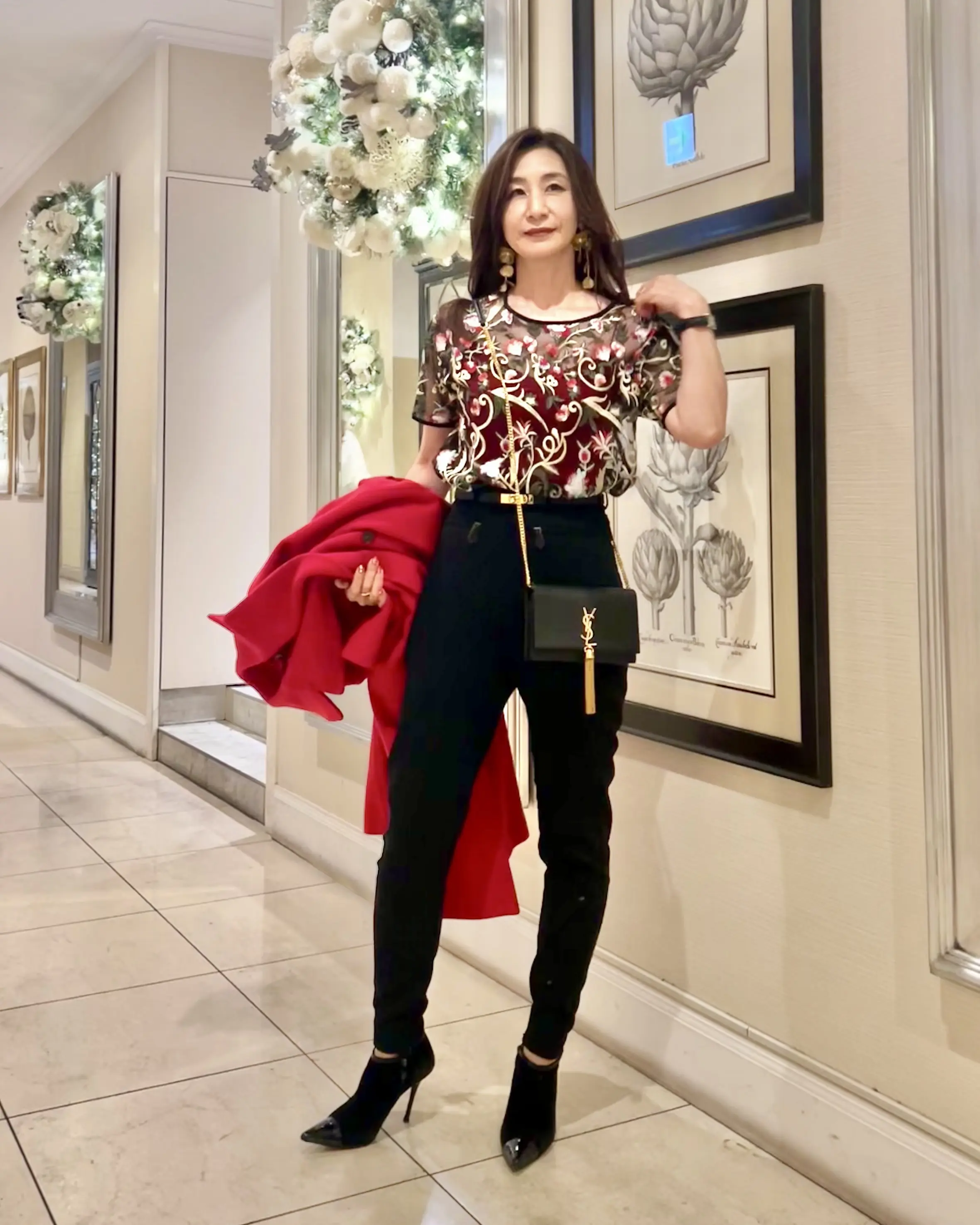 刺繍レーストップスにエルメスのヴィンテージ乗馬パンツ