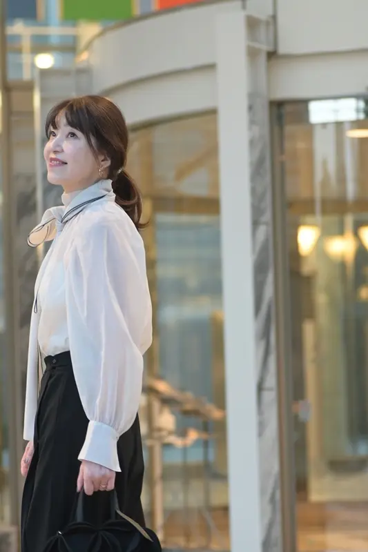 Demi-Luxe BEAMS　オーガンジーリボンブラウスと E by eclat　優美なセミワイドパンツでコーディネート