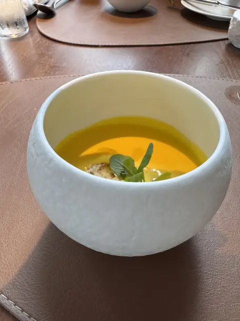 モノトーンコーデで楽しむ真夏のスタイリッシュランチ_1_7