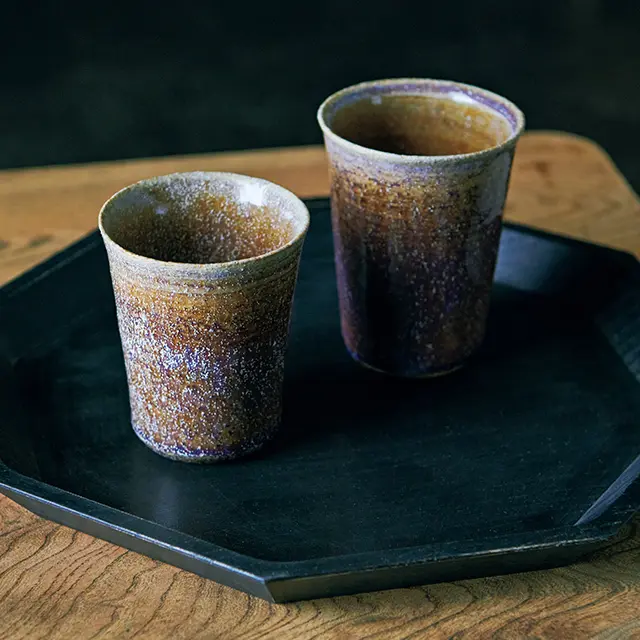 pejiteオリジナル「フリーカップ」（φ7 〜7.5×H8〜10㎝） 各￥2,200、pejiteオ リジナル「八角木皿」（φ30×H2.5㎝）￥11, 000　